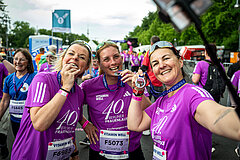 VITAMIN WELL Frauenlauf Berlin 2025: Jede Menge Emotionen beim Zieleinlauf der Jubiläumsausgabe. © SCC EVENTS / Tilo Wiedensohler