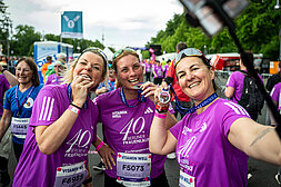 VITAMIN WELL Frauenlauf Berlin 2025: Jede Menge Emotionen beim Zieleinlauf der Jubiläumsausgabe. © SCC EVENTS / Tilo Wiedensohler