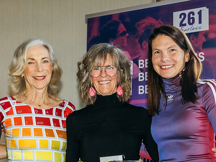Molly Barker (Mitte), Gründerin von Girls on the Run, zwischen Kathrine Switzer und 261-Mitgründerin Edith Zuschmann © 261 Fearless