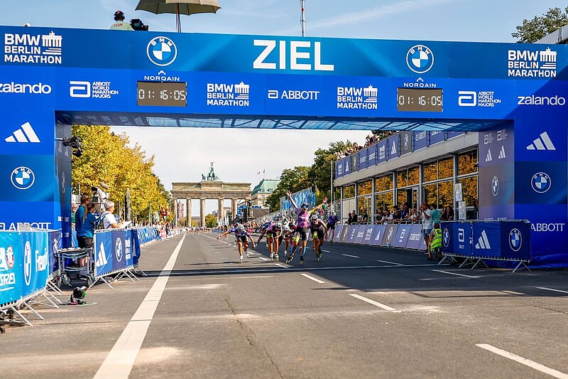 Aubane Plouhinec jubelnd bei der Zieleinfahrt.