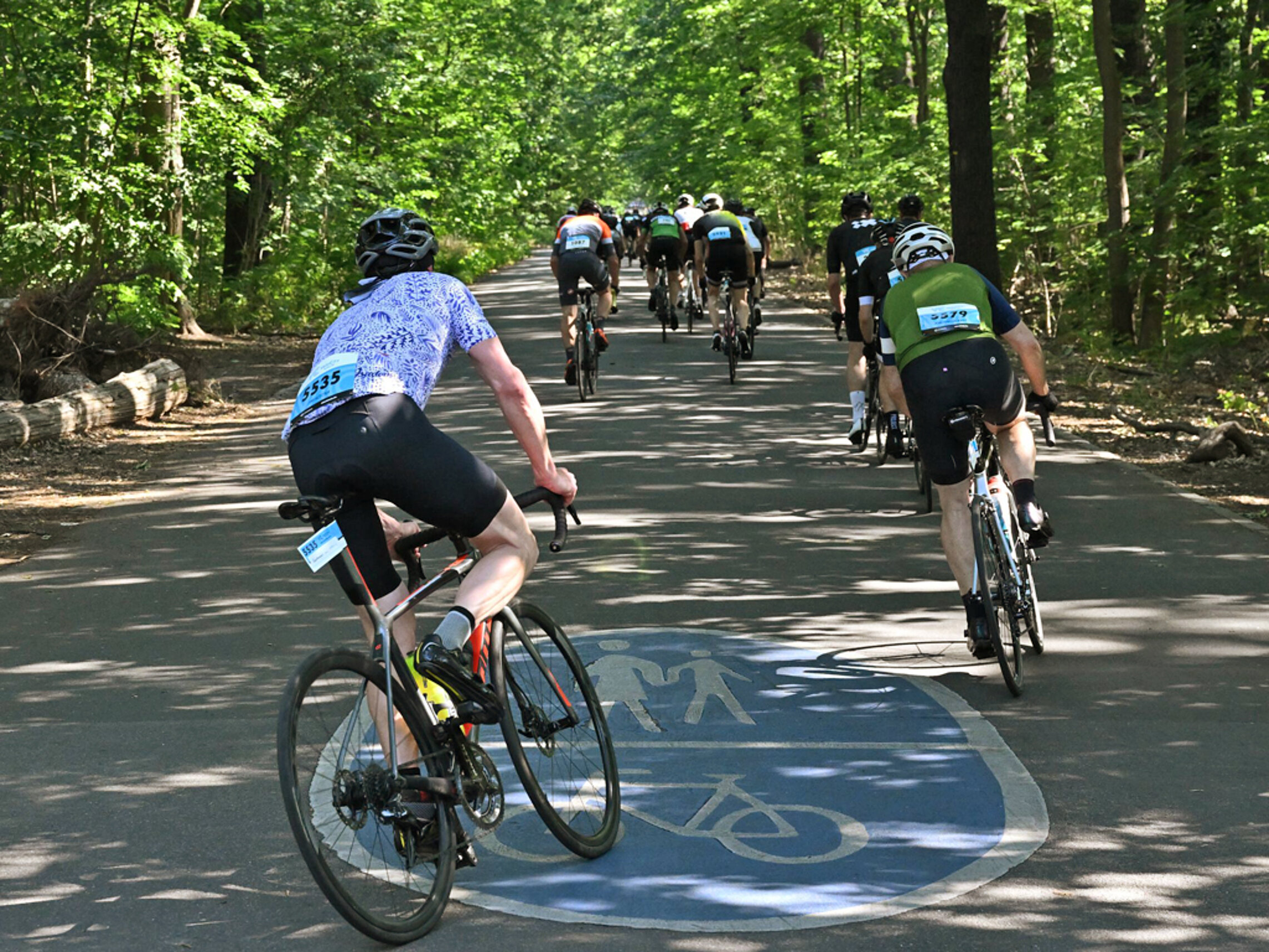 Ein Radfahrer beim VeloCity Berlin biegt in die Havelchaussee und nimmt die Verfolgung auf die vor ihm liegenden Radfahrer:innen auf. © SCC EVENTS / Petko Beier