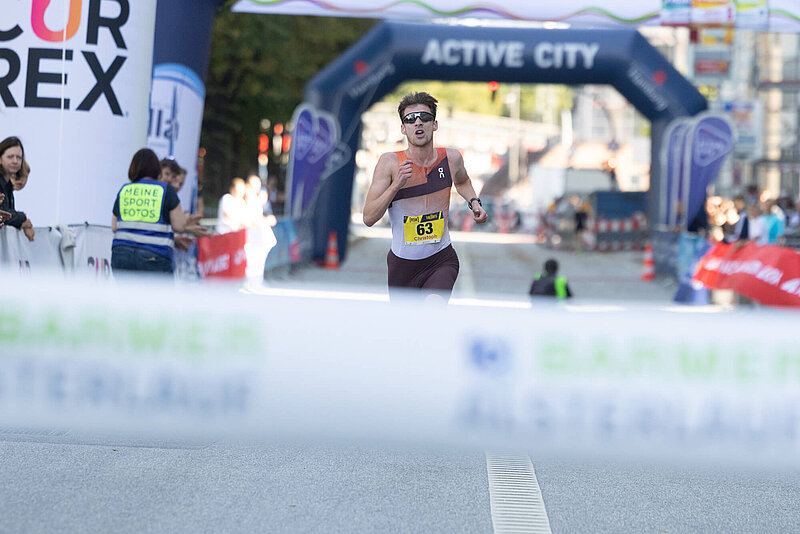 Christoph Schrick kurz vorm Durchqueren der Ziellinie des Barmer Alsterlaufs.
