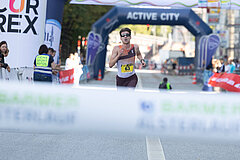 Christoph Schrick kurz vorm Durchqueren der Ziellinie des Barmer Alsterlaufs.