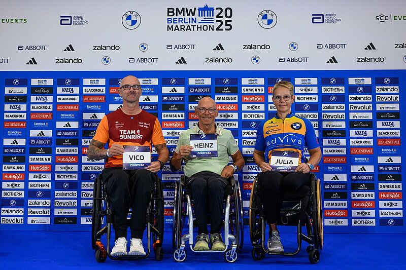 Von links nach rechts: Vico Merklein, Heinz Frei und Julia Dierkesmann halten ihre Startnummern in die Kamera.