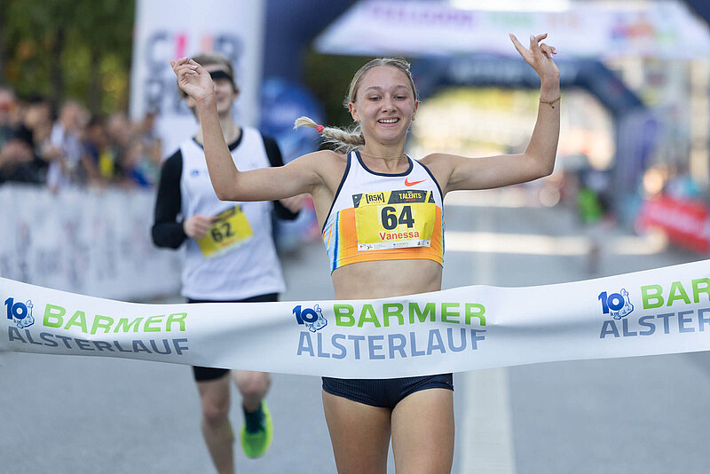 Vanessa Mikitenko beim Zieldurchlauf des Barmer Alsterlaufs.