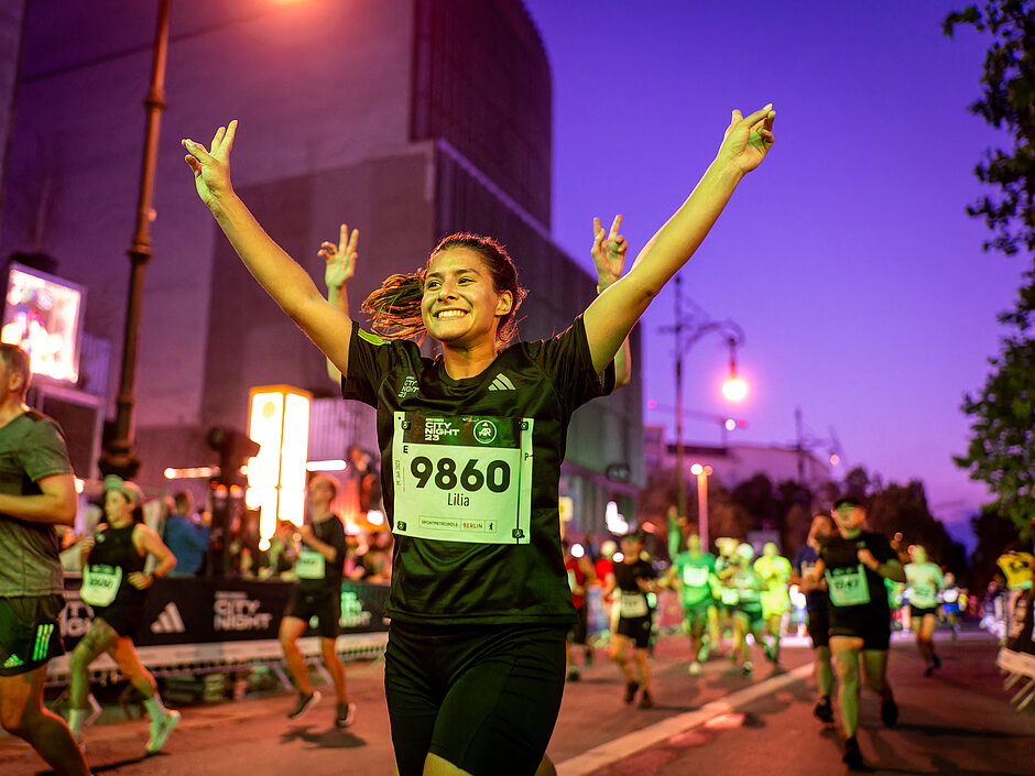 Teilnehmerin der 10 km Strecke vor dem Zieleinlauf