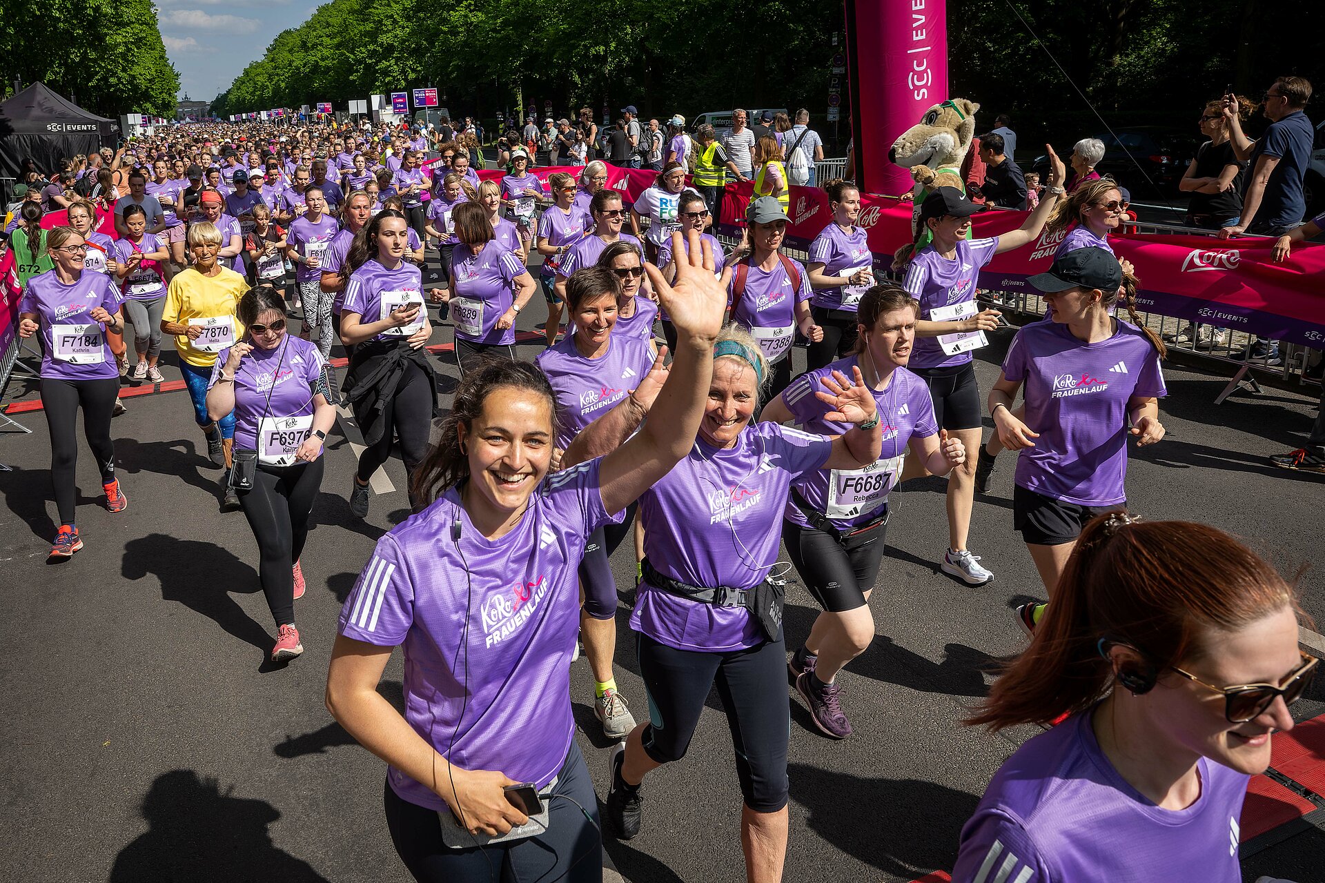 Läuferinnen winkend freudig in die Kamera © SCC EVENTS