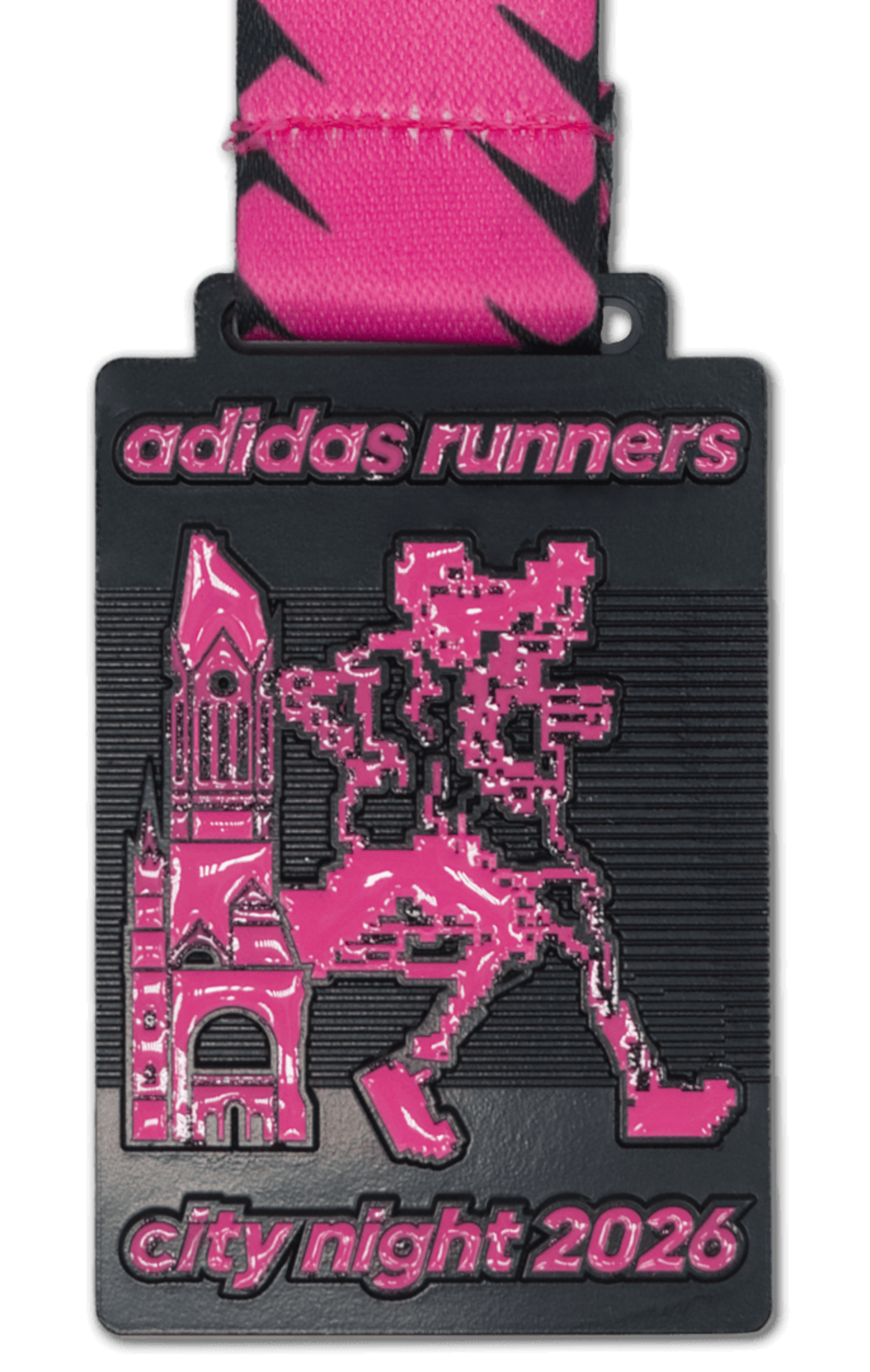 Schwarze, rechteckige Medaille an neon-pinkem Band. Darauf in neon-pink die Kaiser-Wilhelm-Gedächtniskirche. Außerdem ein Läufer und eine Läuferin als Pixel-Art. Beschriftung oben: "adidas runners". Beschriftung unten: "city night 2026".