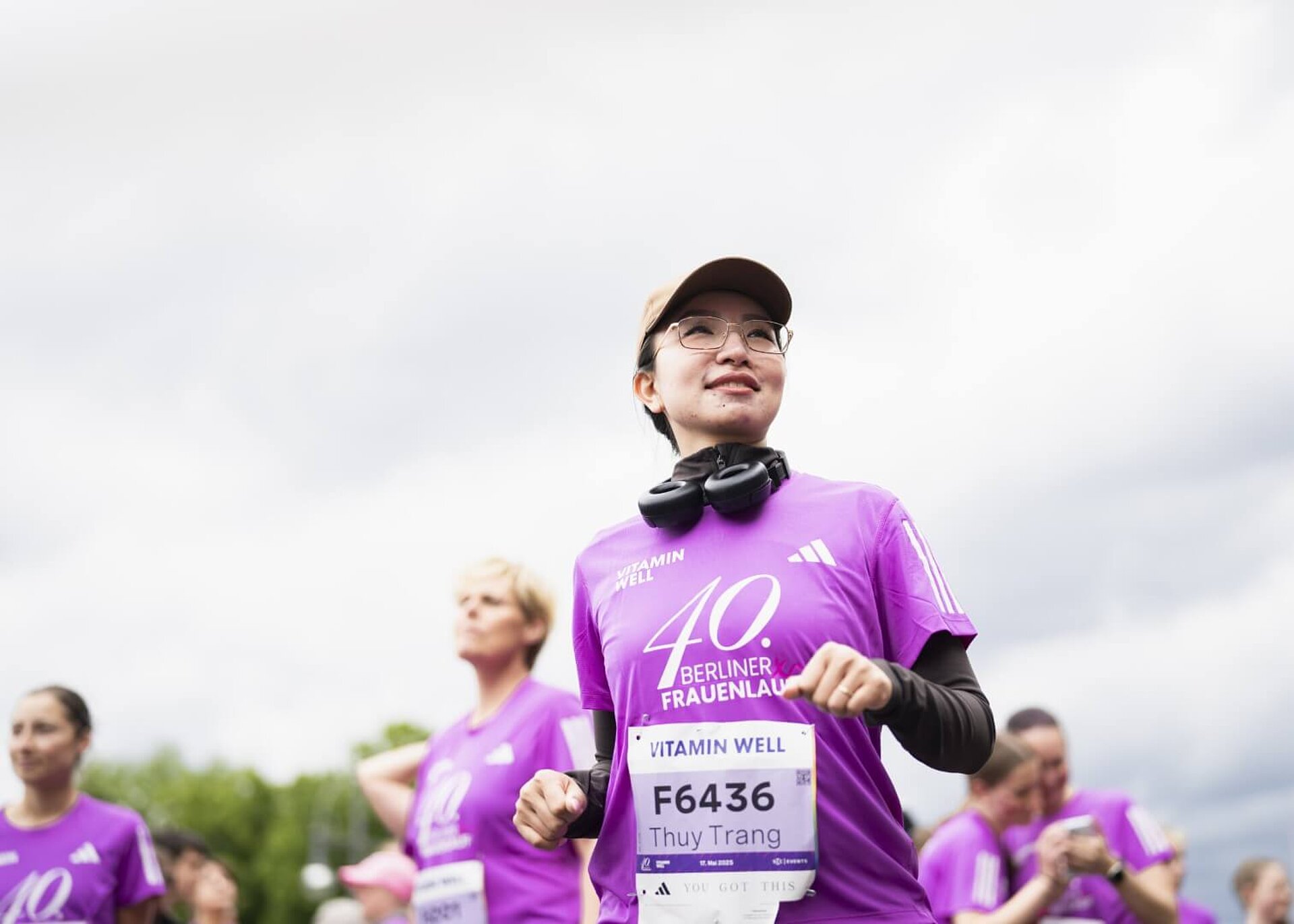 Läuferin beim 40. VITAMIN WELL Frauenlauf lächelt leicht und schaut in die Ferne.