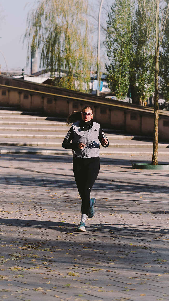 Fariz Hakim laufend mit Reflekor-Weste.