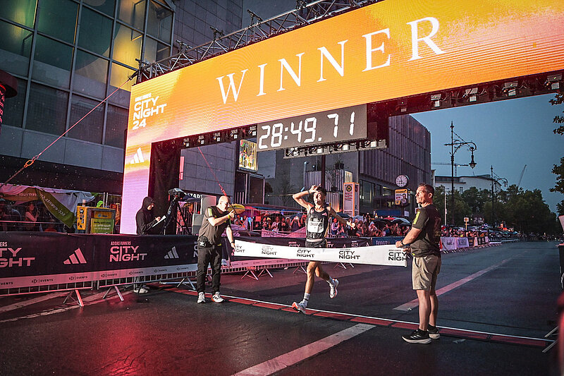 Johannes Motschmann, winner of the 32. adidas Runners City Night, crossing the finishing line