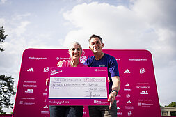 Scheckuebergabe beim Frauenlauf - Barbara Kempf Berliner Krebsgesellschaft und Jürgen Lock SCC EVENTS © SCC EVENTS / Sebastian Wells