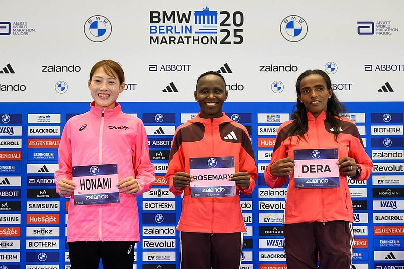 Group photo of the international favorites Honami Maeda, Rosemary Wanjiru, and Dera Dida (from left to right).