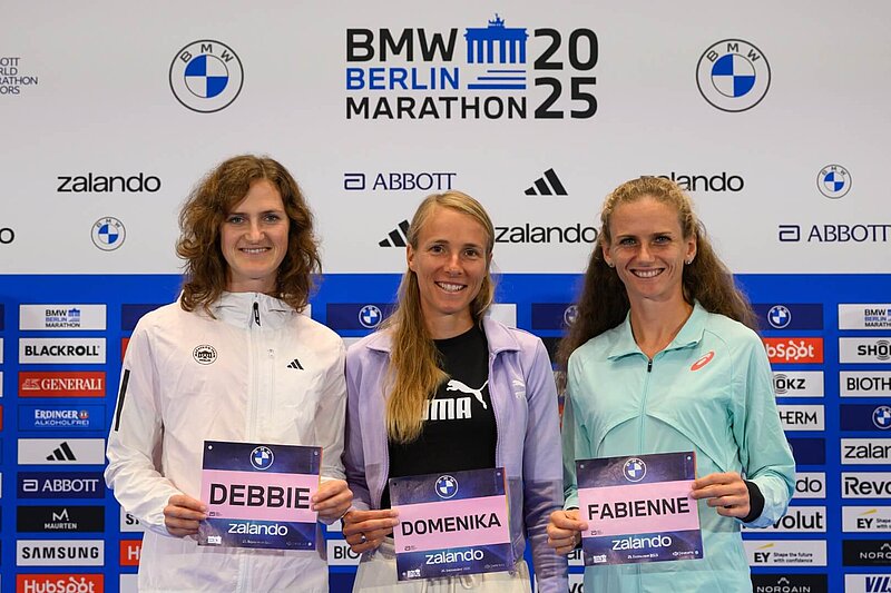 Die nationalen Favoritinnen von links nach rechts: Deborah Schöneborn, Domenika Mayer und Fabienne Königstein. Group photo of the national favorites Deborah Schöneborn, Domenika Mayer, and Fabienne Königstein (from left to right).