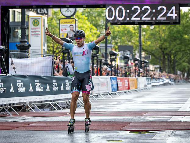 © SCC EVENTS / Tilo Wiedensohler Der Sieger beim 10 km Inlineskating mit Jubelpose im Ziel