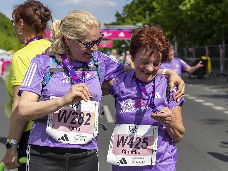 Zwei glückliche Teilnehmerinnen freuen sich über ihren Erfolg beim KoRo Frauenlauf 2023 © SCC EVENTS - Jean-Marc Wiesner