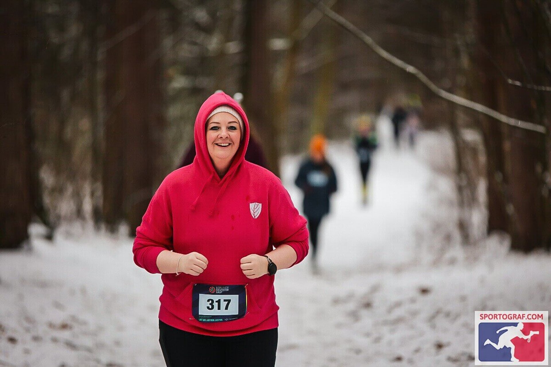 Anja ist sichtlich guter Dinge auf der schneebedeckten Strecke unterwegs.