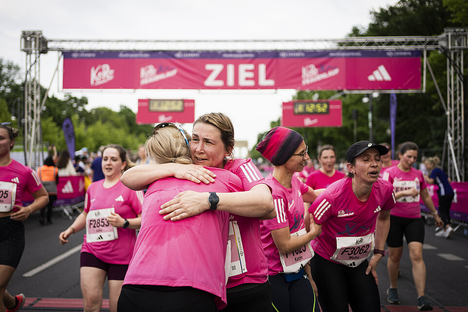 Jede Menge Glücksgefühle beim Zieleinlauf 2024 © SCC EVENTS / Sebastian Wells