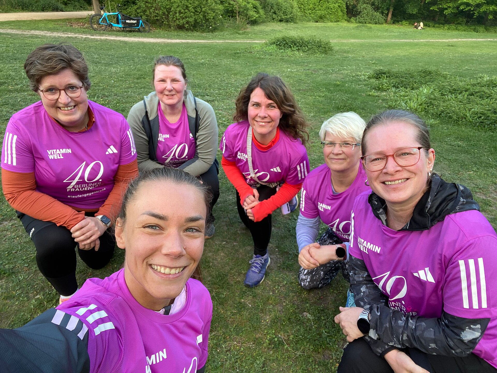 Selfie einer Trainingsgruppe aus fünf Frauen und Trainerin Roxy auf einer Wiese.